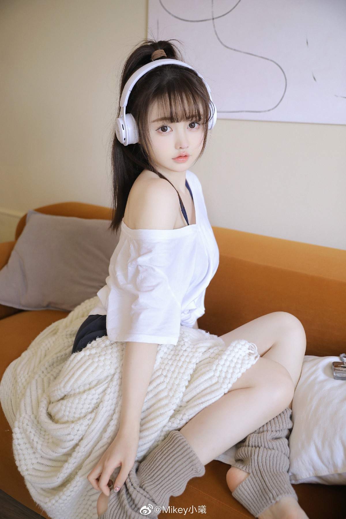 耳机少女的居家清新氛围感穿搭