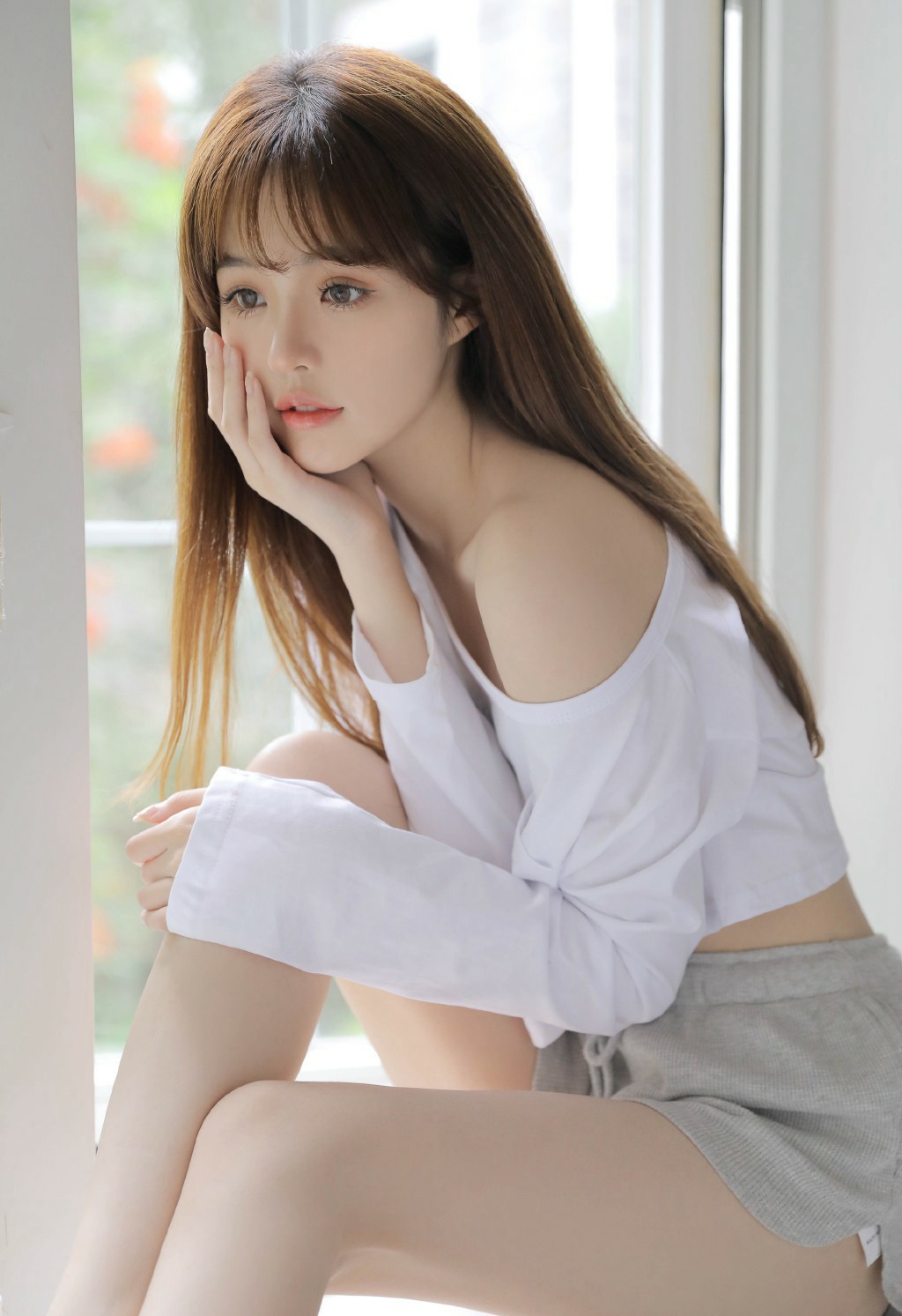 窗边慵懒风穿搭 温柔氛围感拉满