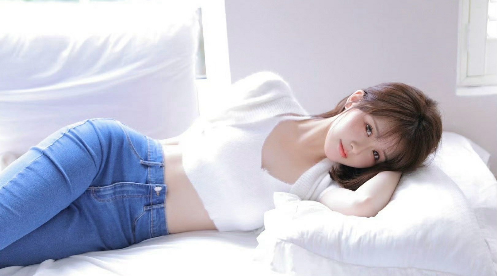 白毛衣牛仔裤，慵懒居家氛围感绝了