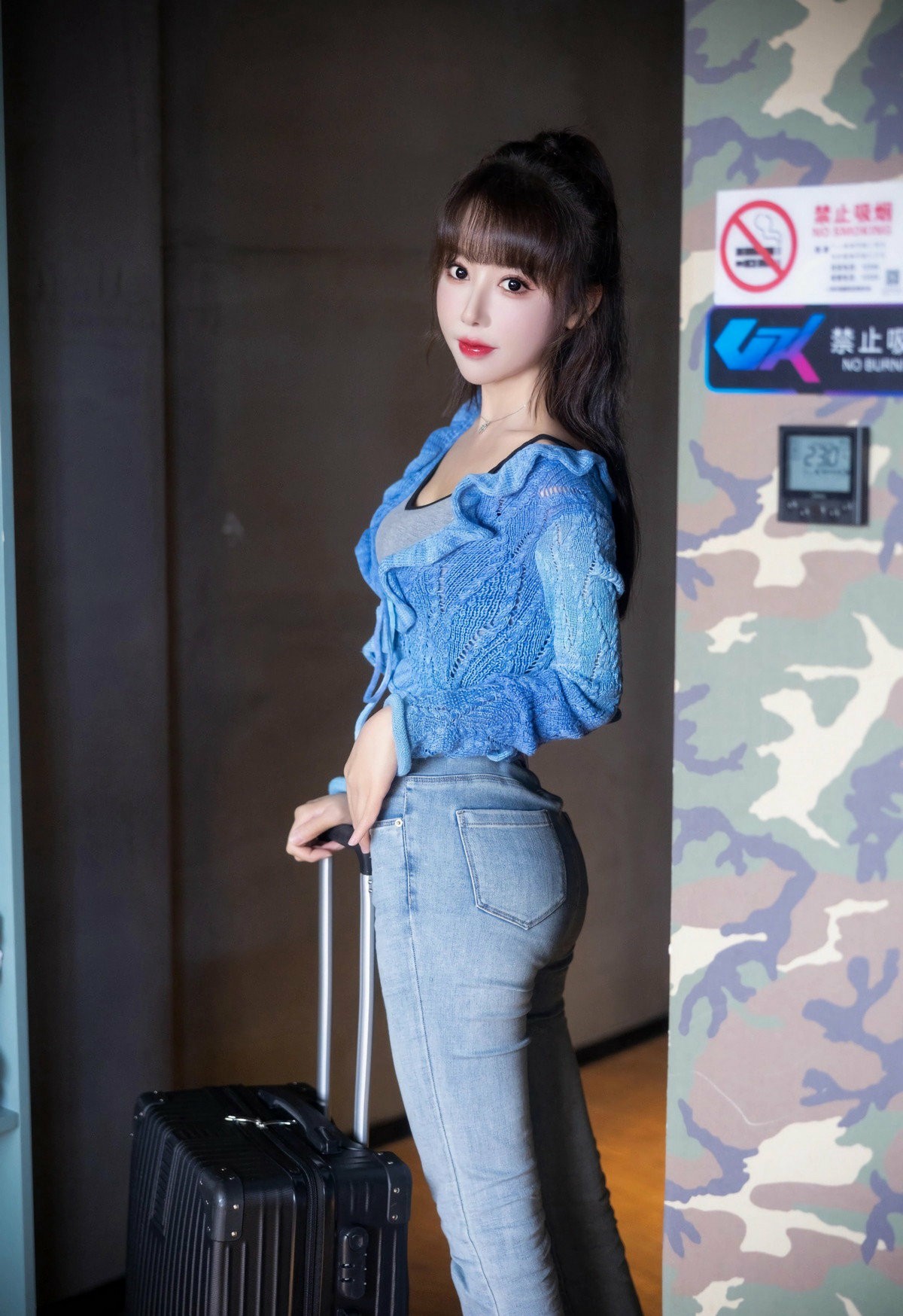 蓝调针织+牛仔裤，旅行出街氛围感拉满