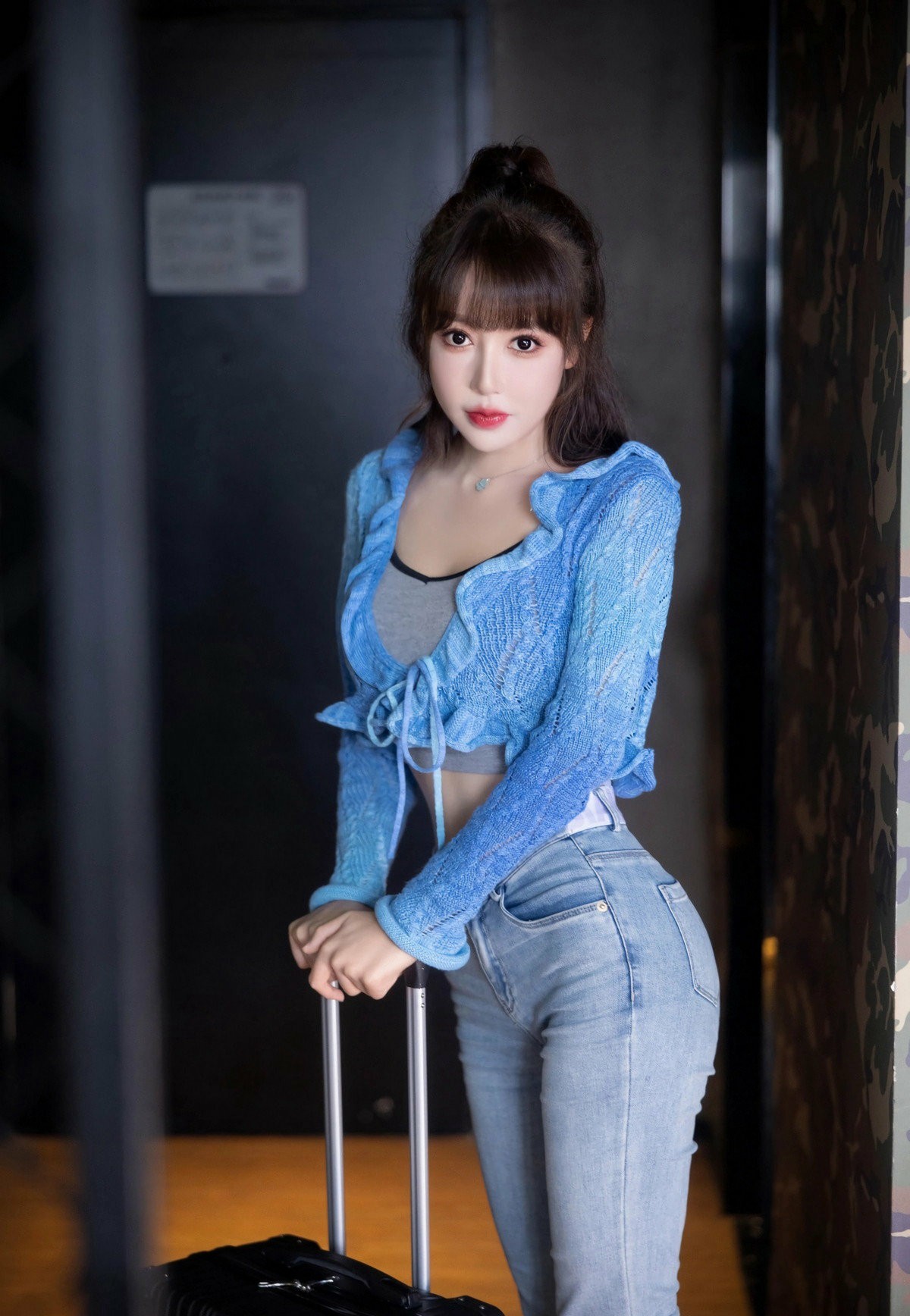 浅蓝色针织开衫+牛仔裤旅行look