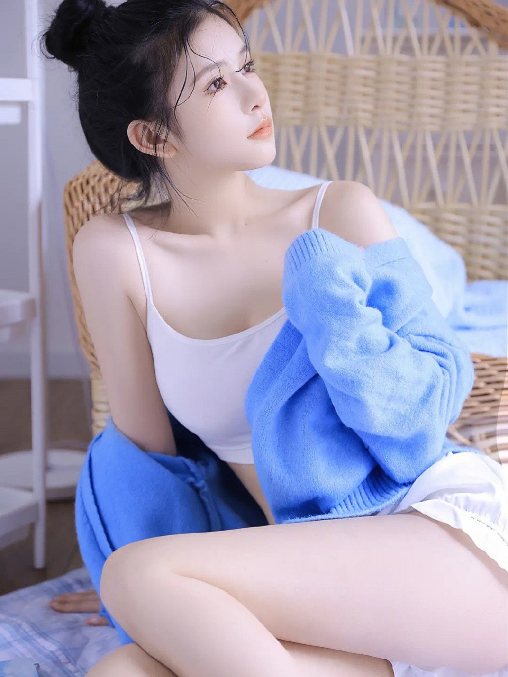 蓝白清爽搭配 居家氛围感纯欲少女写真