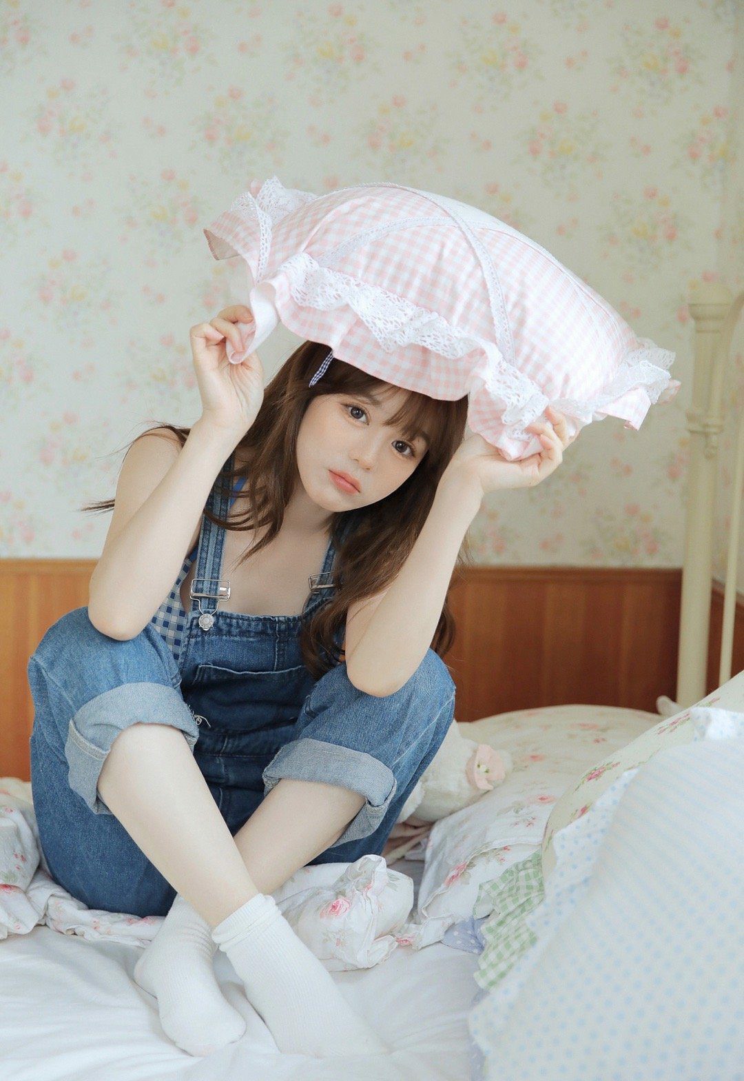 元气少女的甜美抱枕居家写真