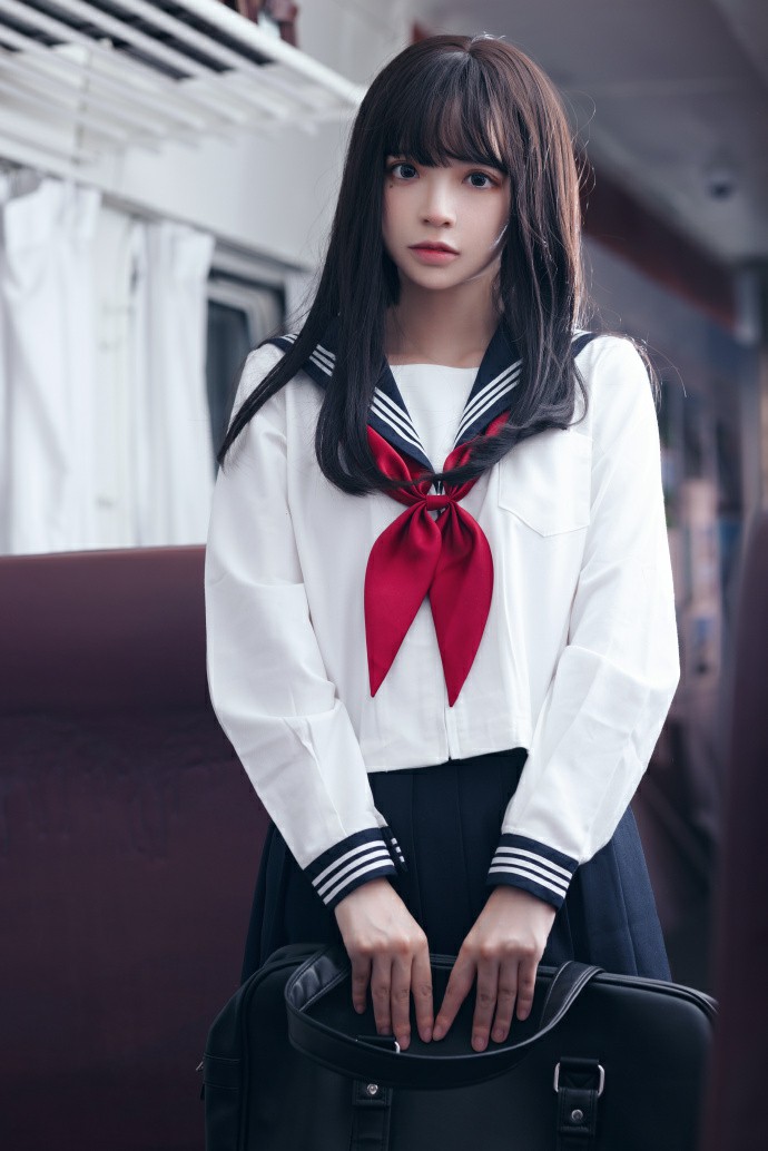 复古列车车厢内的日系水手服少女写真