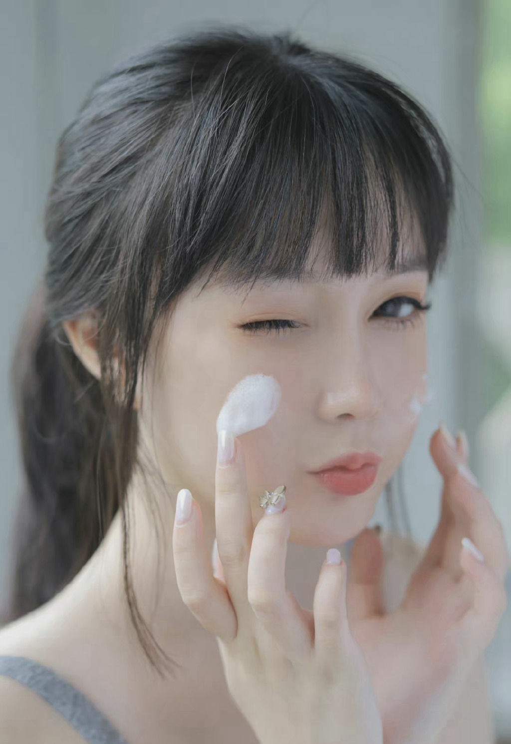 [元气少女分享日常护肤 氛围感自拍超治愈