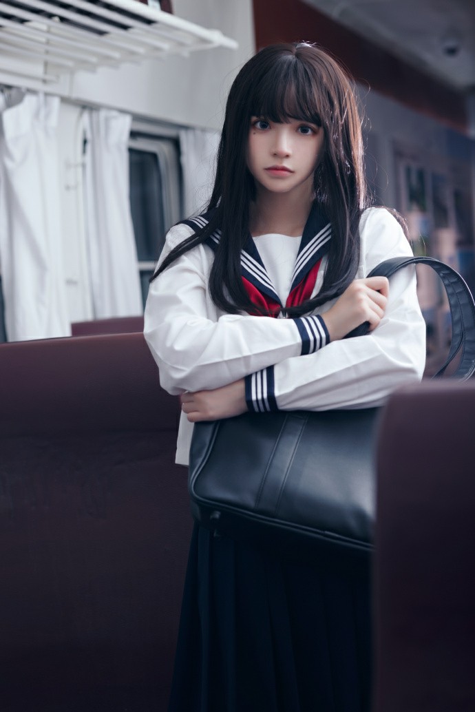 列车车厢内的日系水手服少女随拍