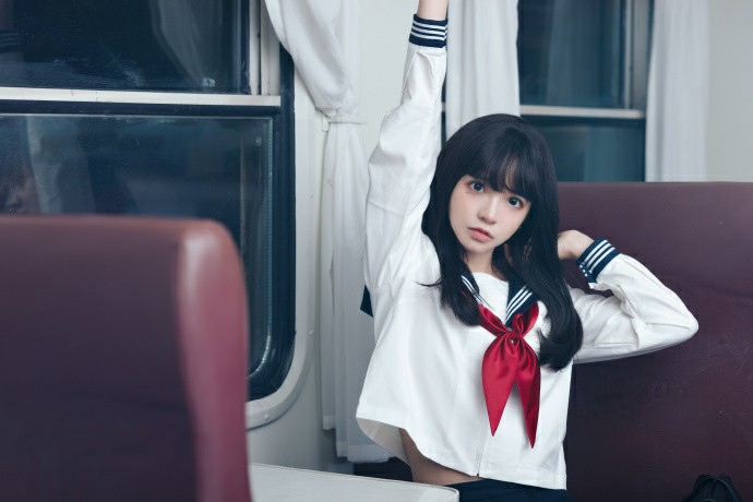 车厢里的水手服少女，元气感拉满！
