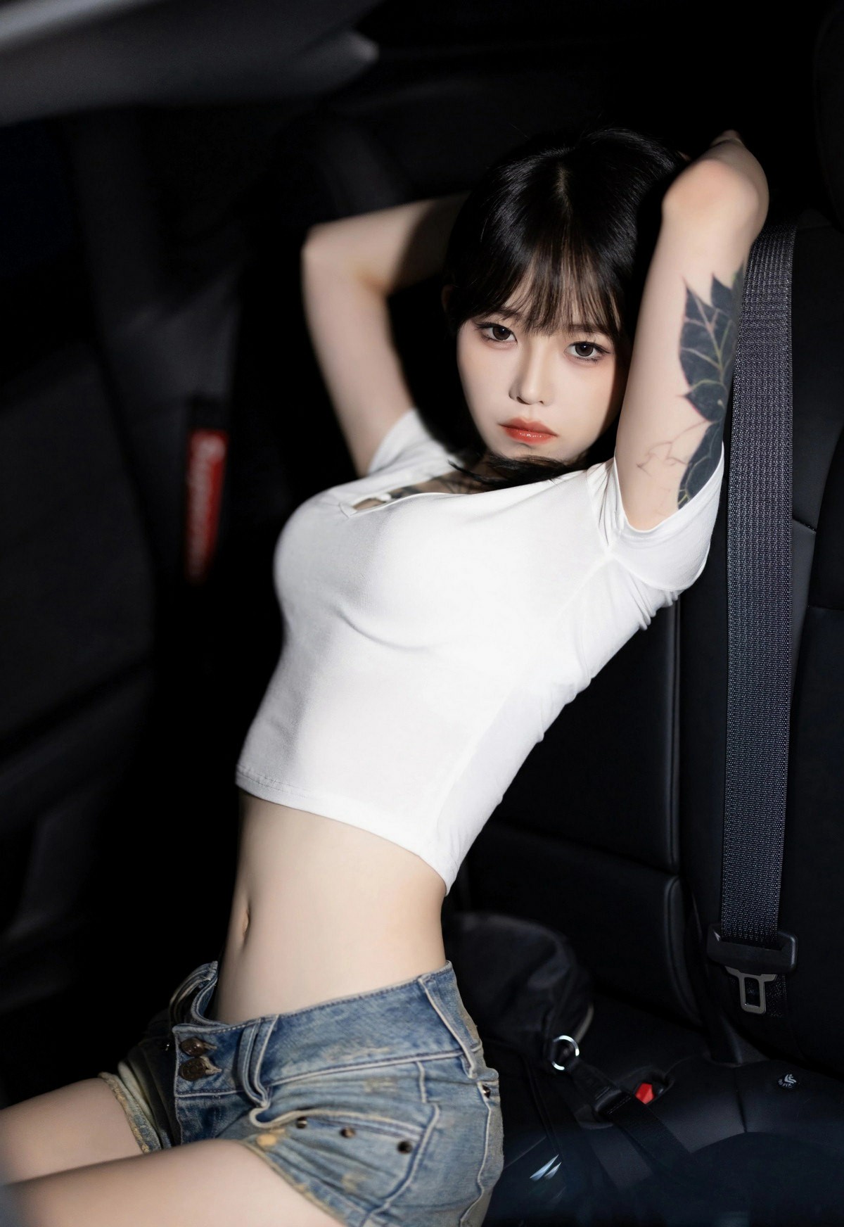 车内暗调氛围感写真 甜酷少女穿搭超好看