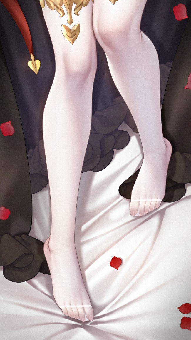二次元美足暴击！金饰与玫瑰的浪漫脚边