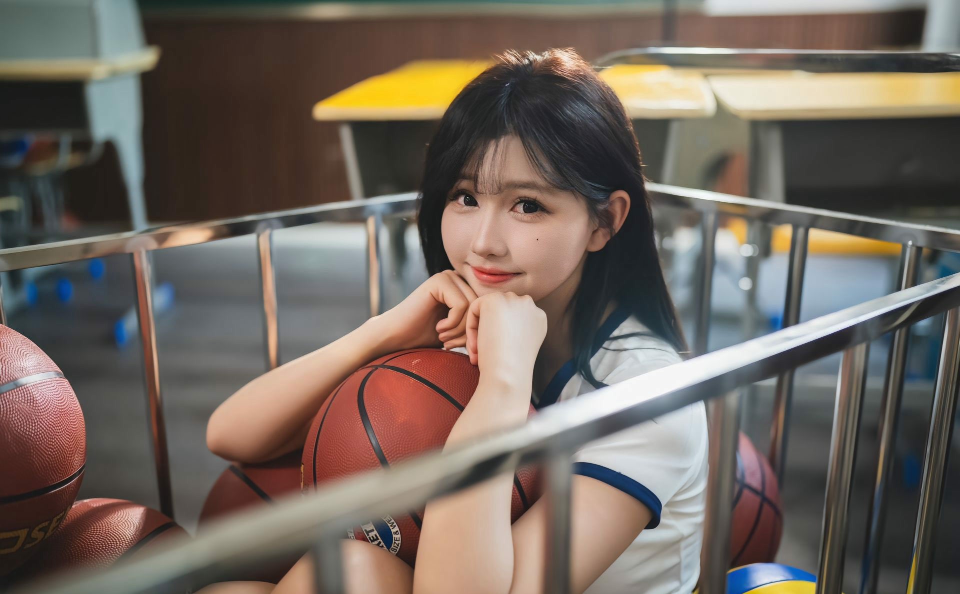 教室旁的篮球少女,青春活力溢出屏幕