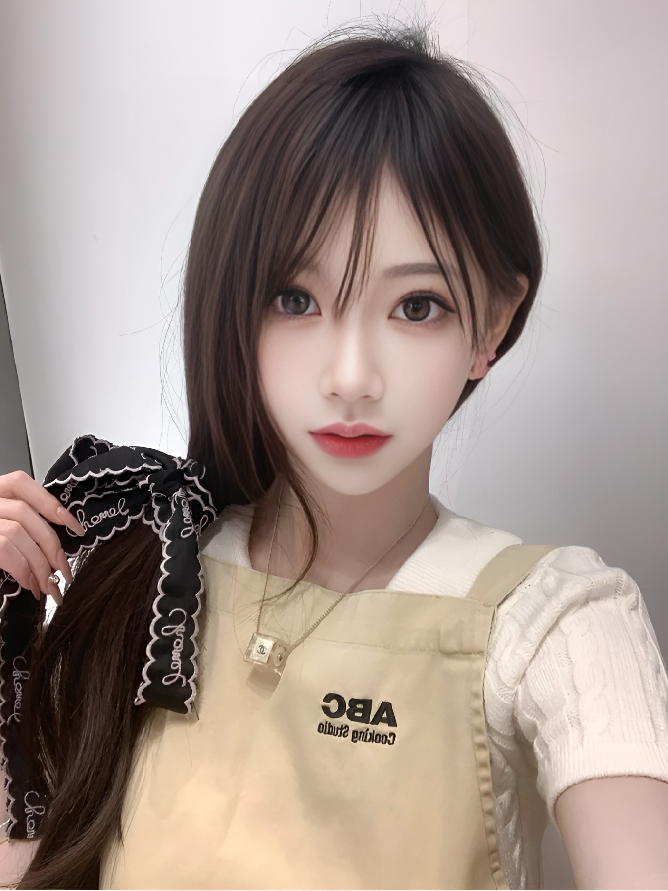 甜妹温柔穿搭｜米黄背带裙+黑色丝带超有氛