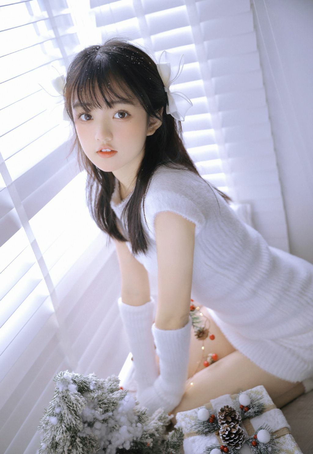 百叶窗边的圣诞甜美白裙少女写真