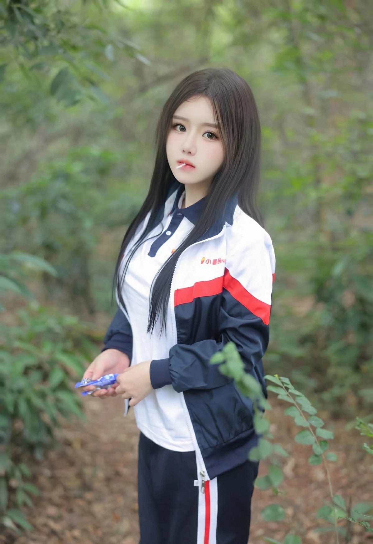 [林间校园风写真 穿校服的甜妹太戳人]