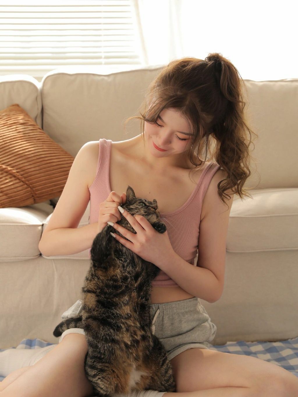 午后暖阳下和猫咪亲昵互动的甜美少女