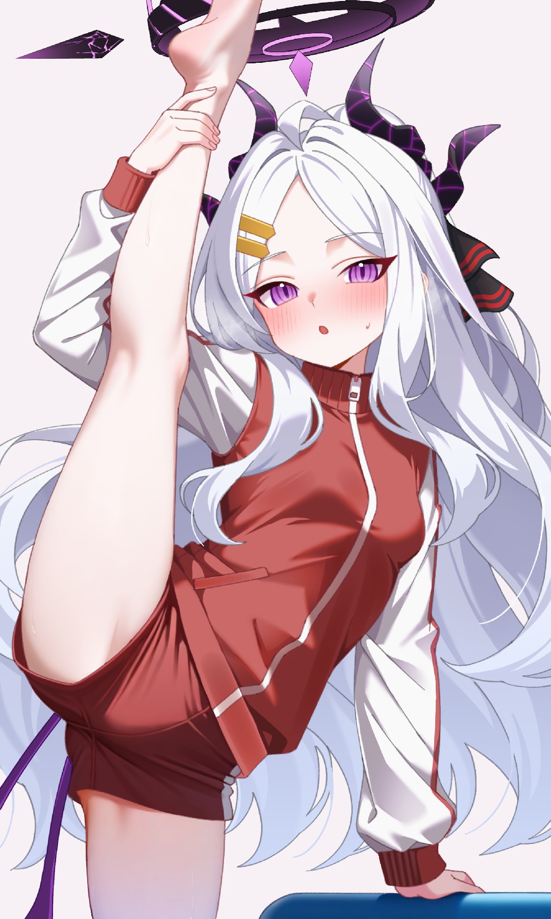 银发魅魔少女拉伸训练，脸红娇羞惹人怜爱