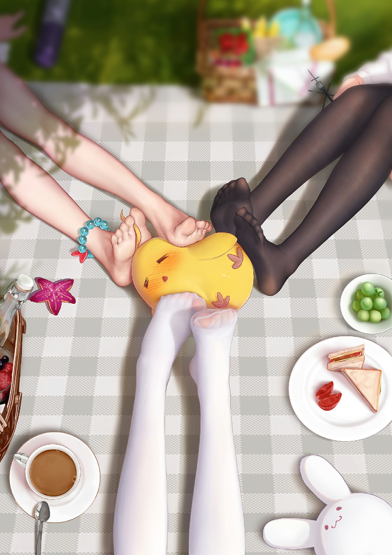 春日野餐脚丫趣玩,小黄鸭成互动小主角