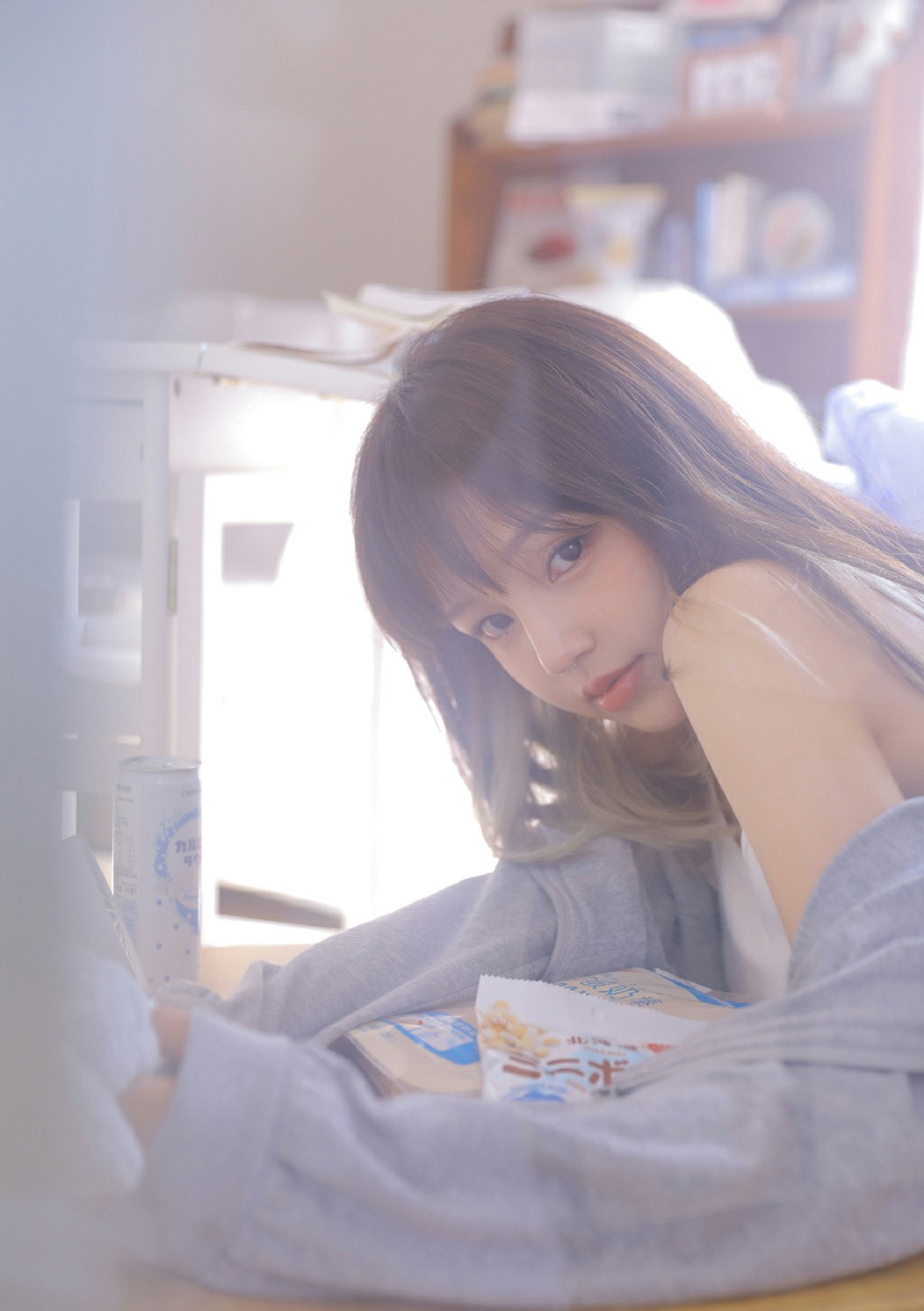 暖光居家氛围感拉满 甜妹治愈日常随拍