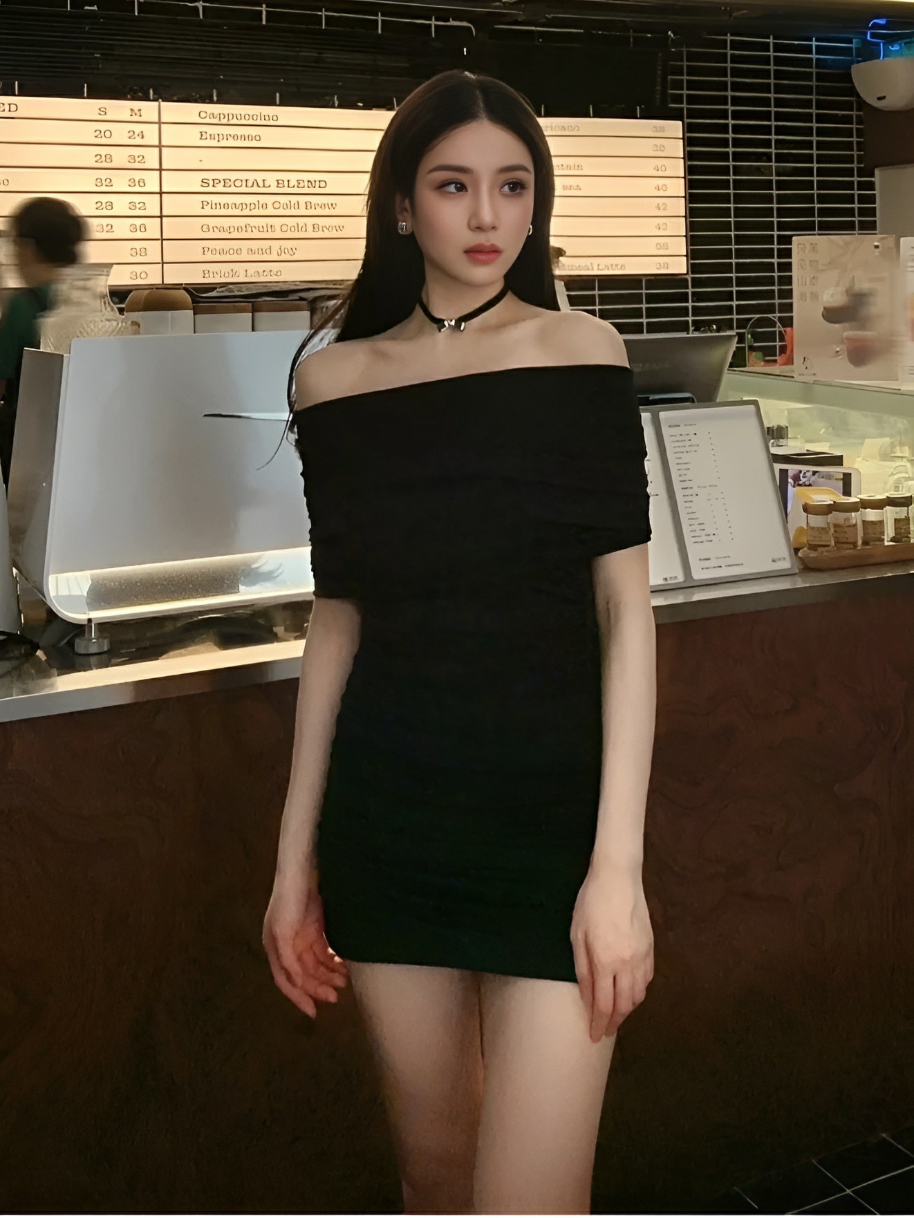 咖啡店偶遇黑色露肩裙的时尚穿搭
