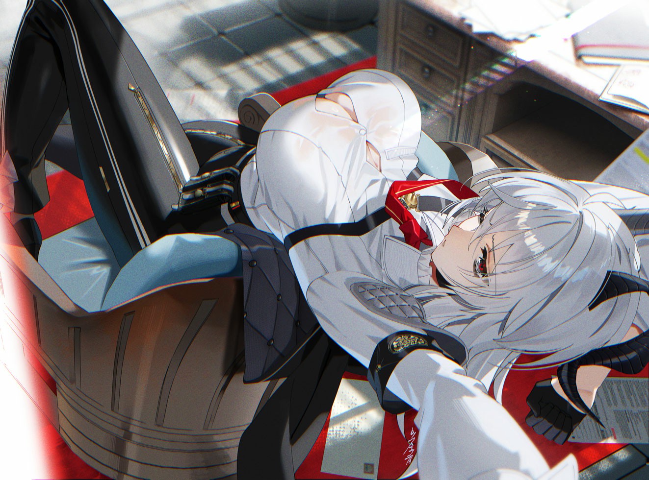 银发制服少女的飒爽慵懒氛围感