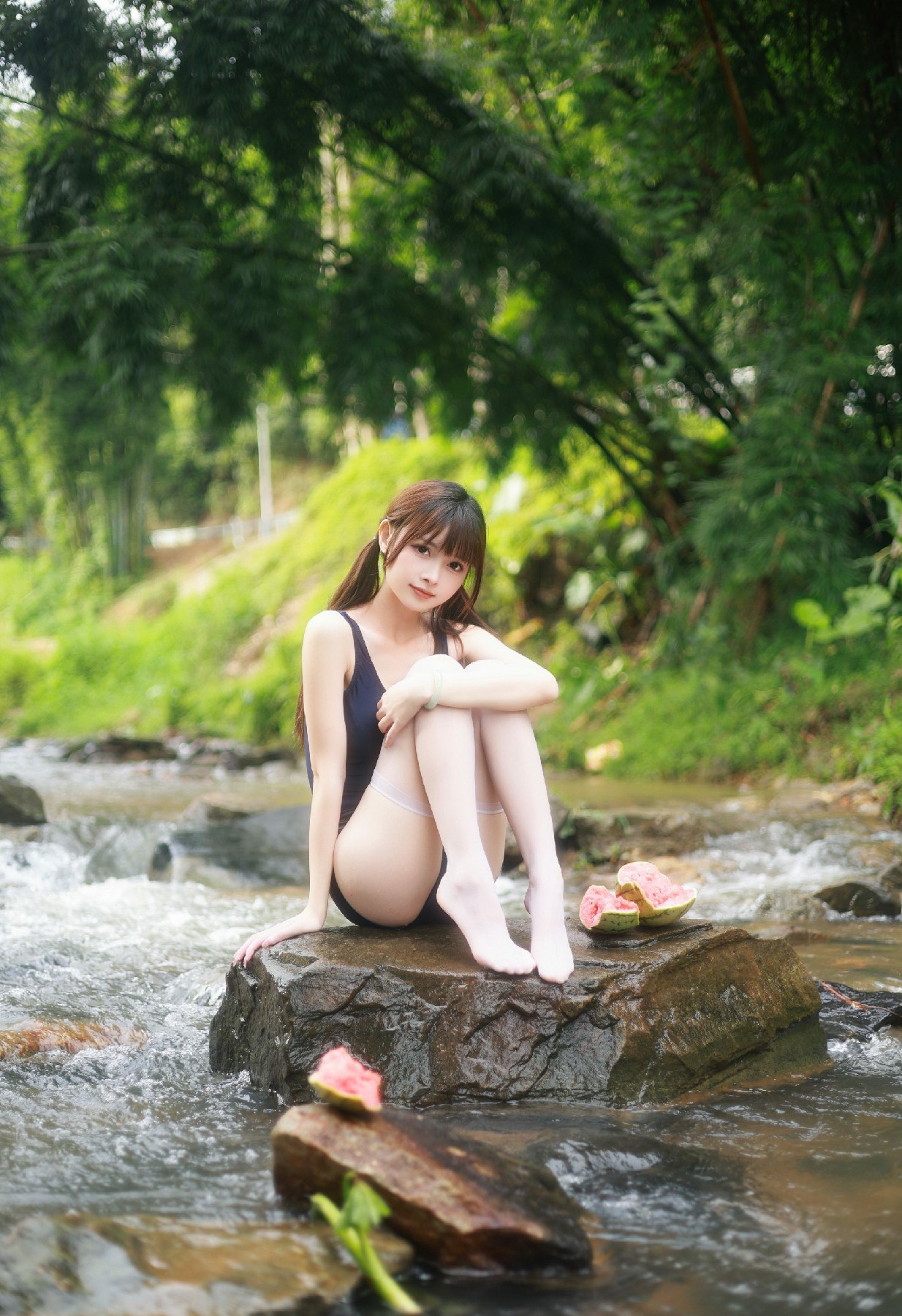 林间溪石畔,泳装少女的西瓜味清凉夏日