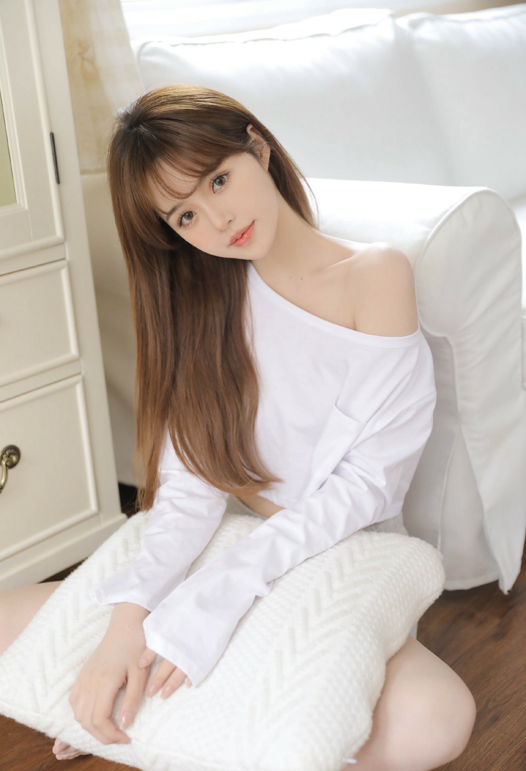 白色露肩装打造清新甜美居家氛围感