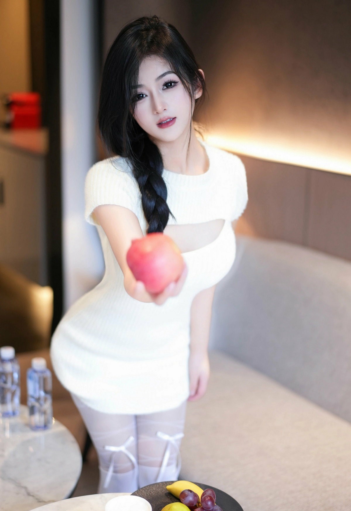 白裙佳人持苹果，清新氛围感拉满