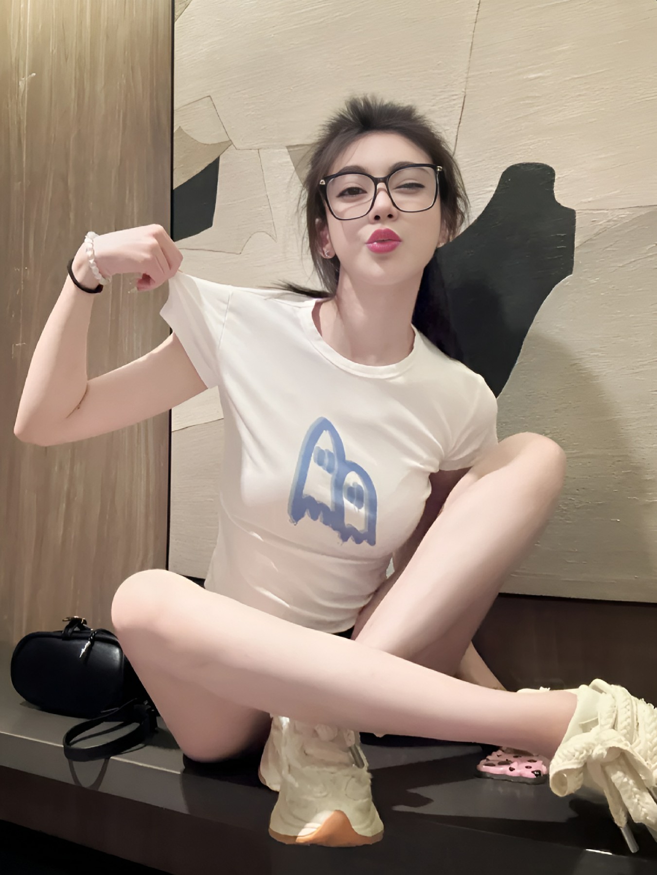 黑框眼镜+幽灵T,甜酷辣妹穿搭