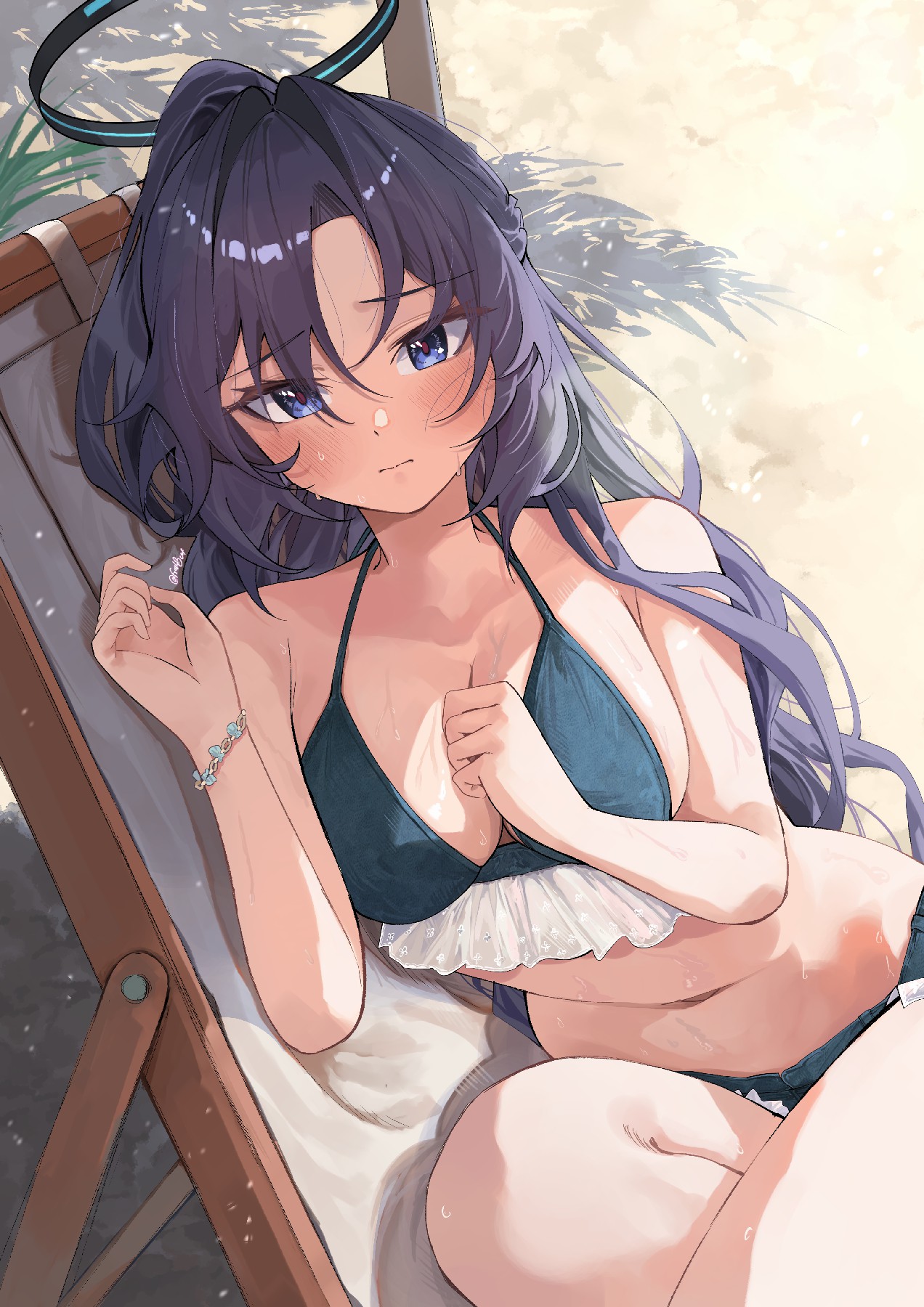 海边泳装少女的惬意时光