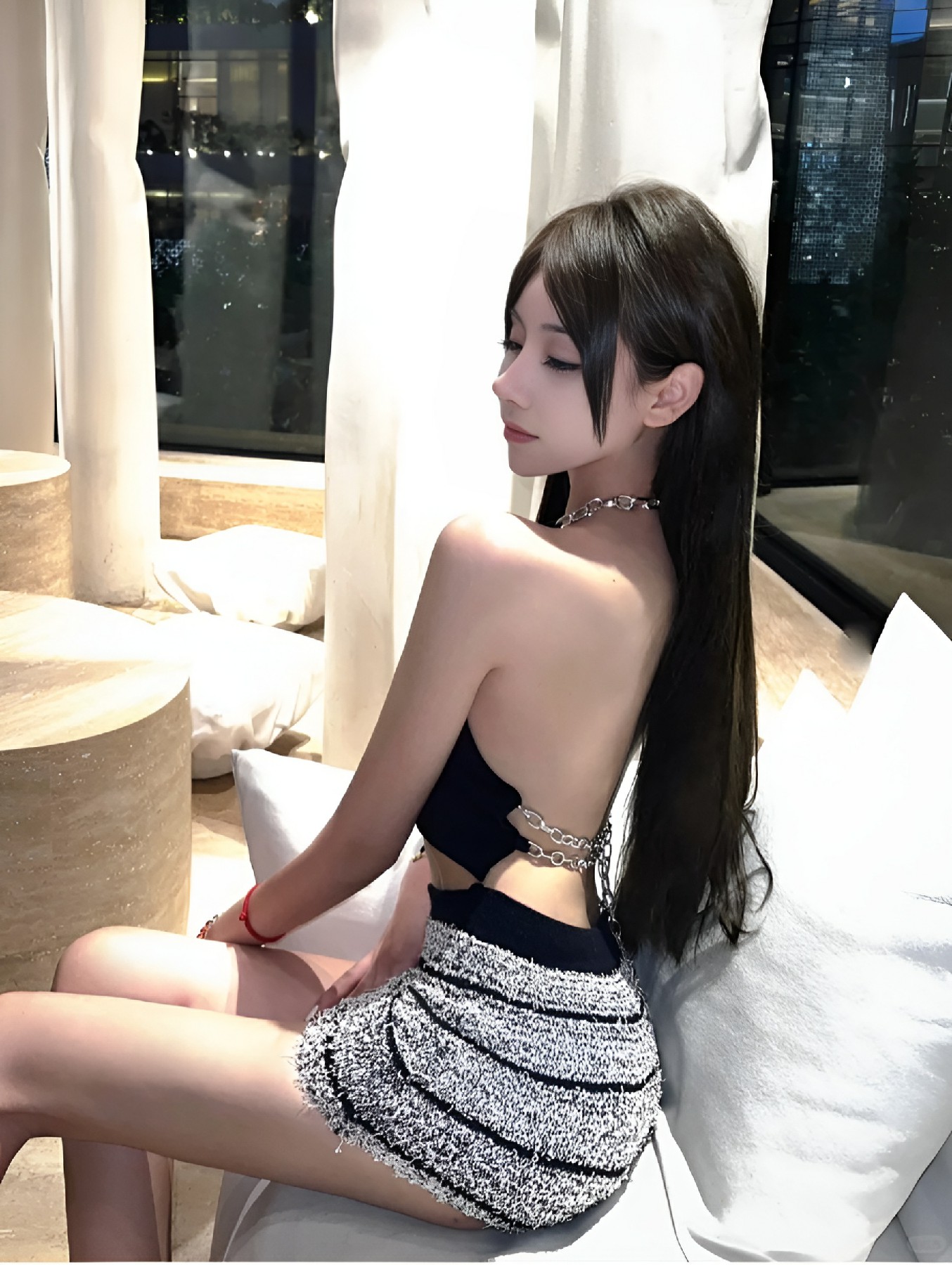 时尚辣妹的露背穿搭分享