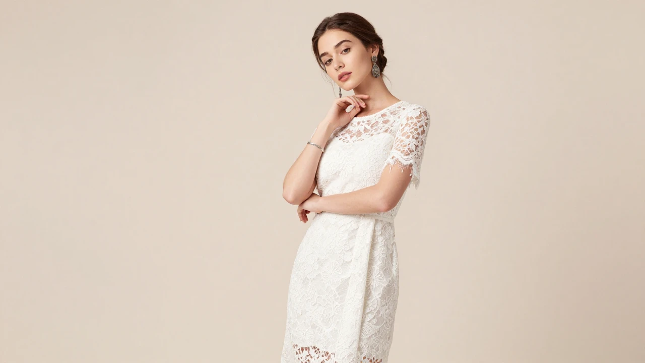 白色蕾丝裙配饰怎么挑更惊艳?