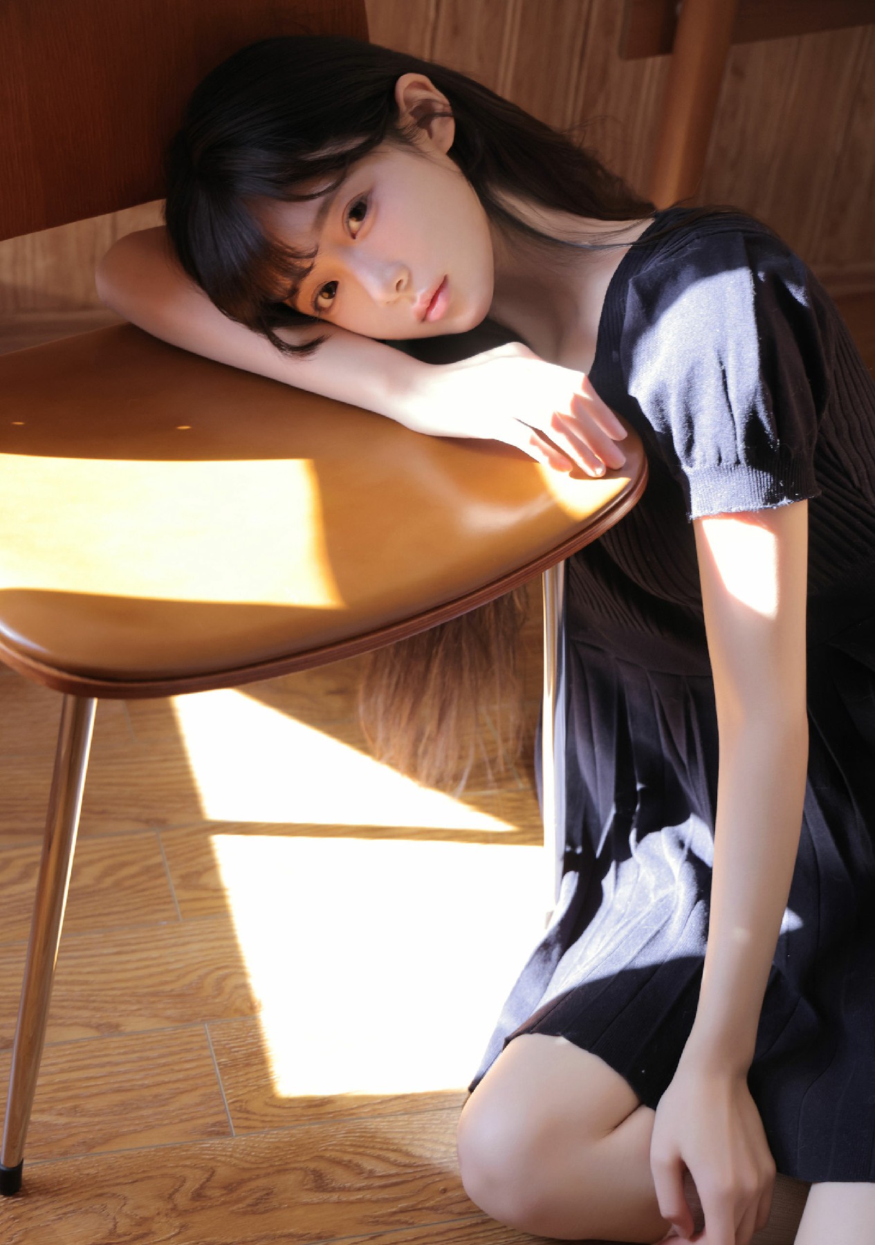 午后暖阳漫过肩头，慵懒氛围感拉满的瞬间