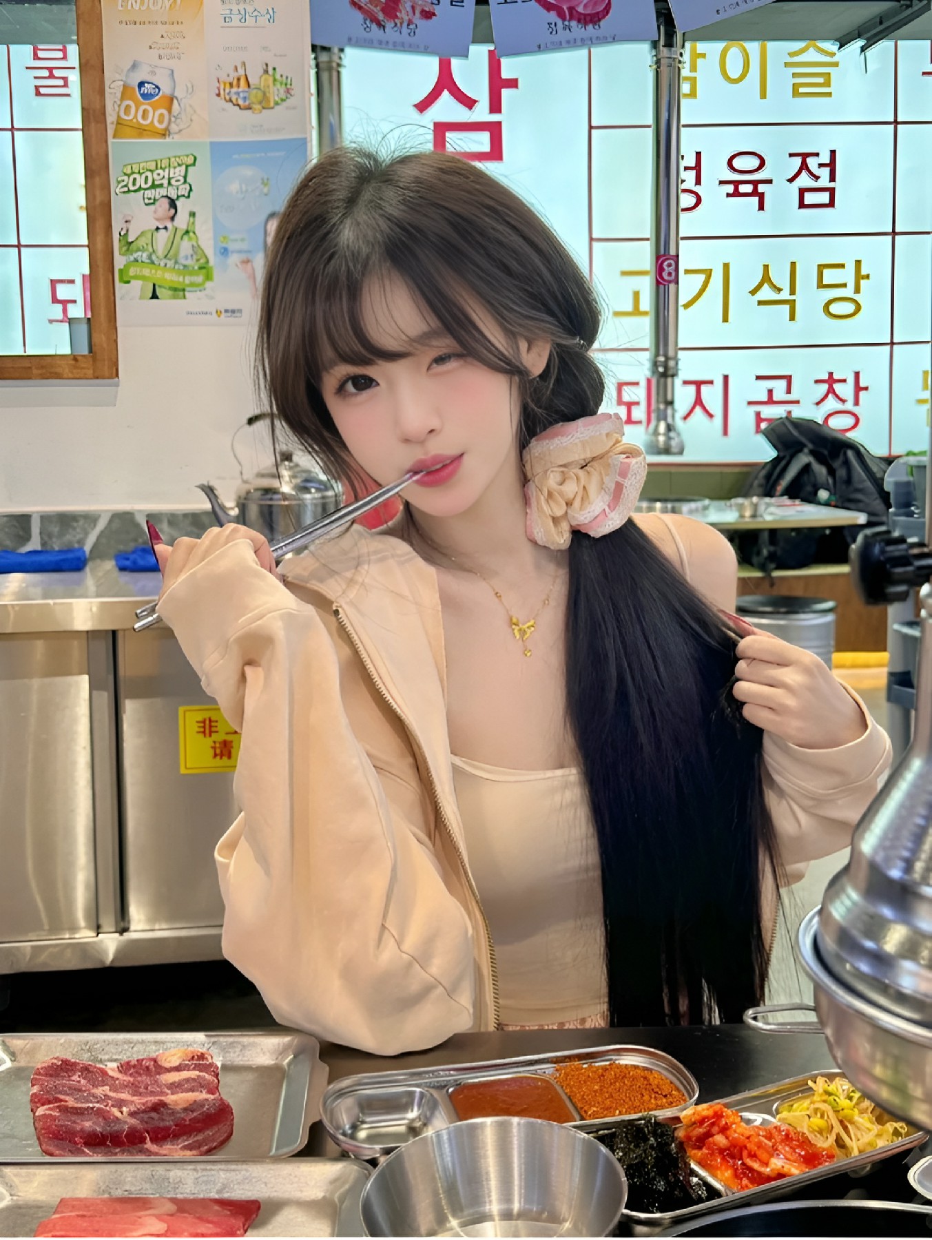 韩式烤肉店的温柔穿搭与美食时刻