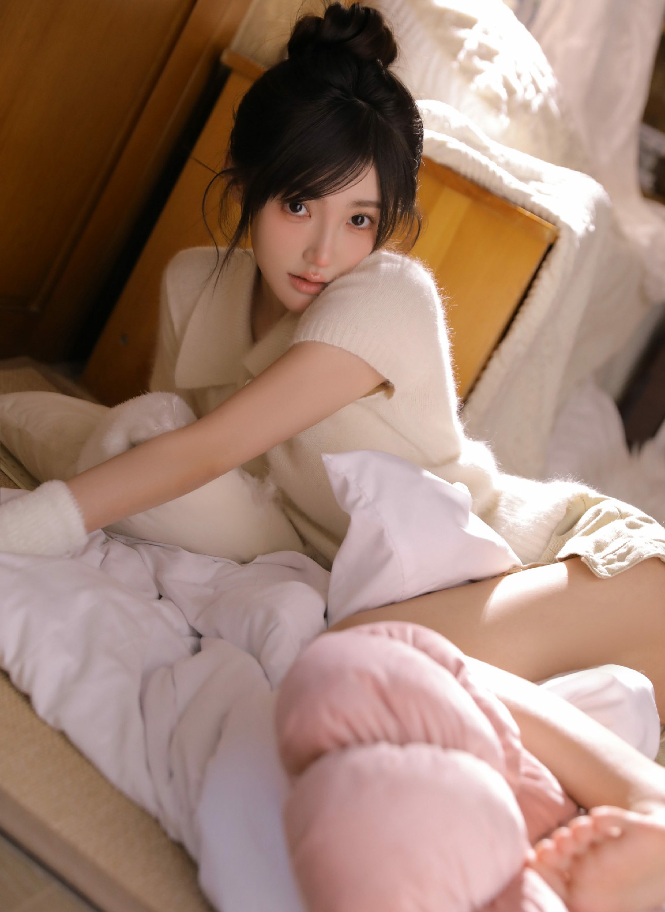 暖阳下慵懒少女卧室松弛感日常写真