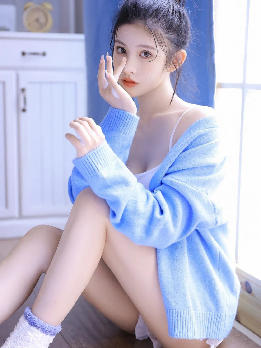 浅蓝色开衫+居家风，温柔氛围感拉满