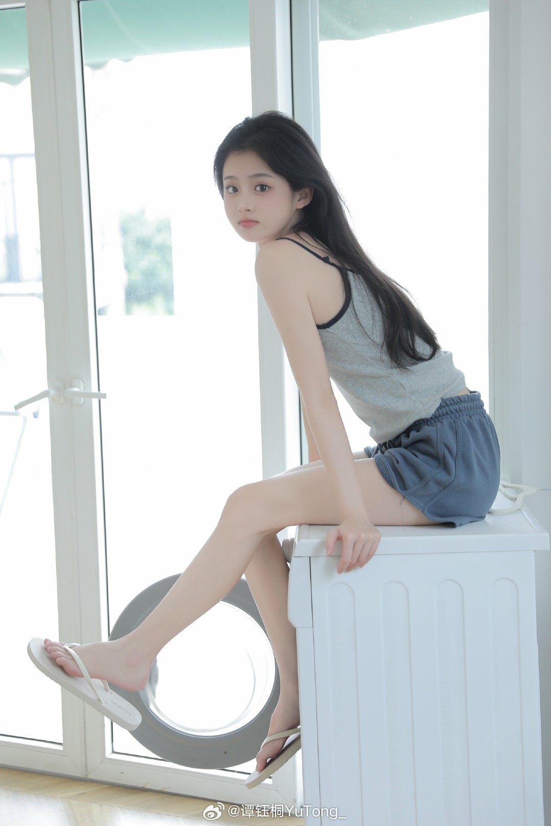 窗边少女的慵懒时刻,清爽休闲感溢出屏幕