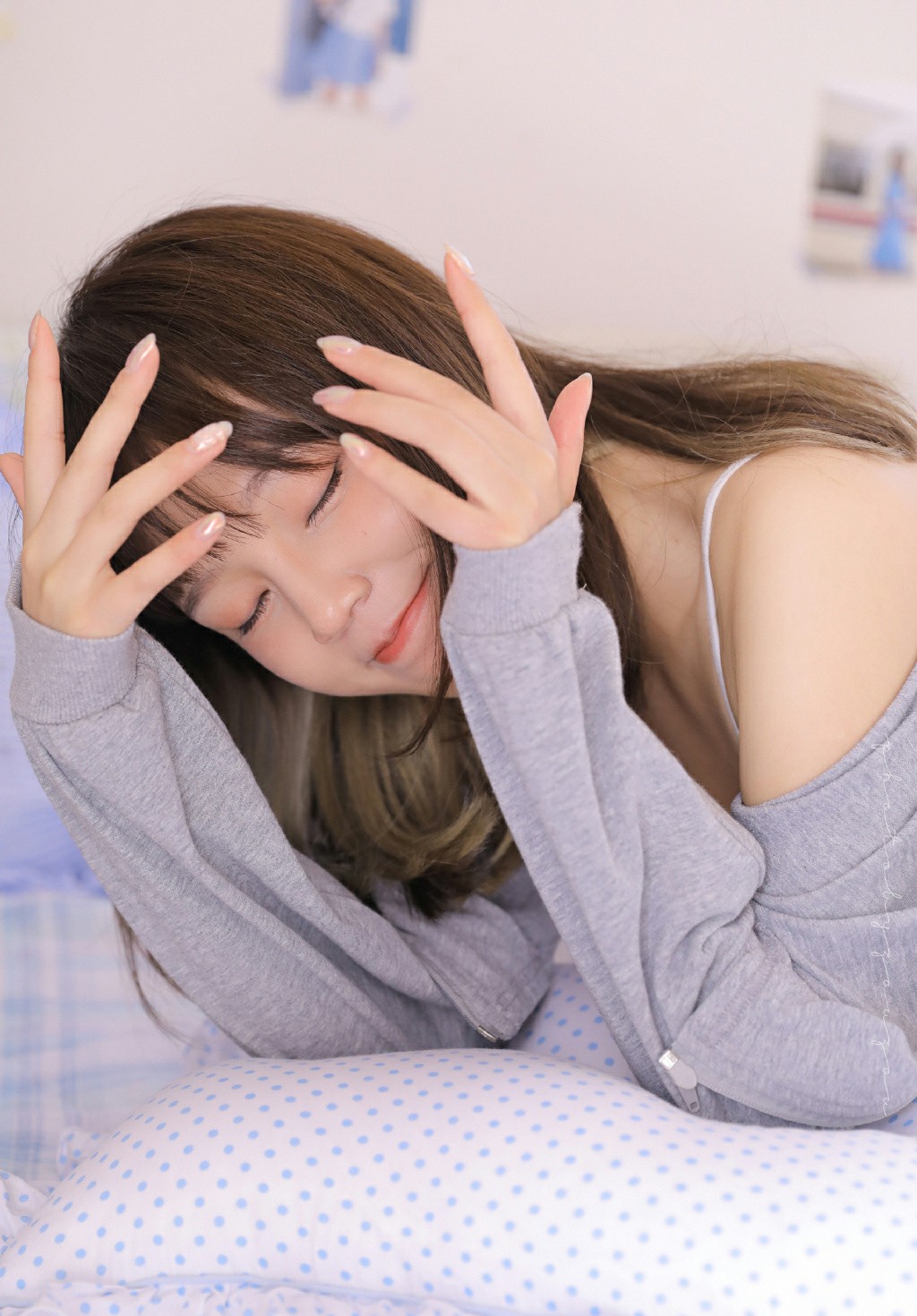 清晨慵懒少女的居家治愈感