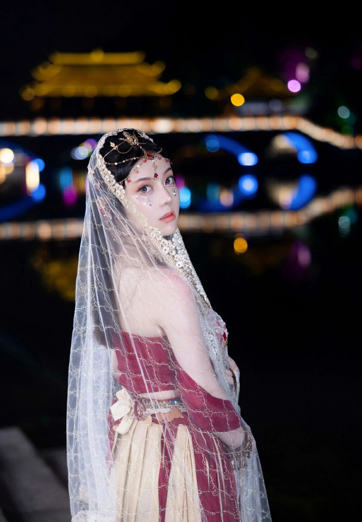 异域古风美人，夜色中的璀璨
