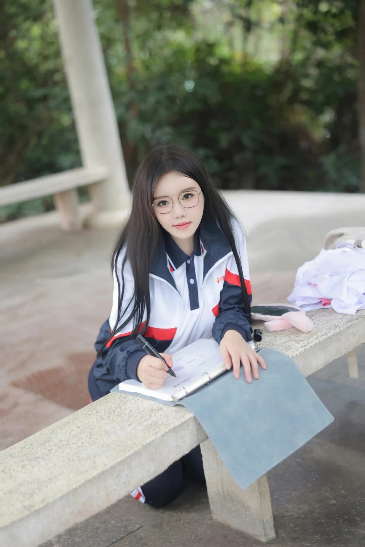 校园凉亭里认真写作业的长发甜系校服学姐