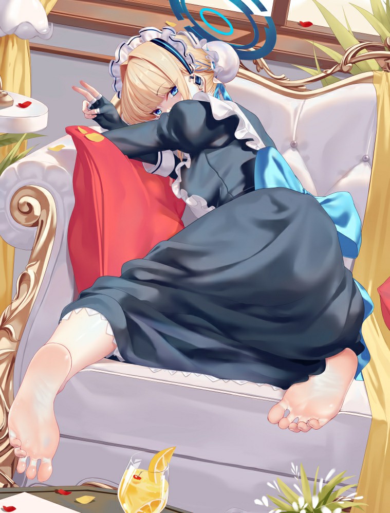 金发女仆瘫坐享午后,松弛治愈感扑面而来