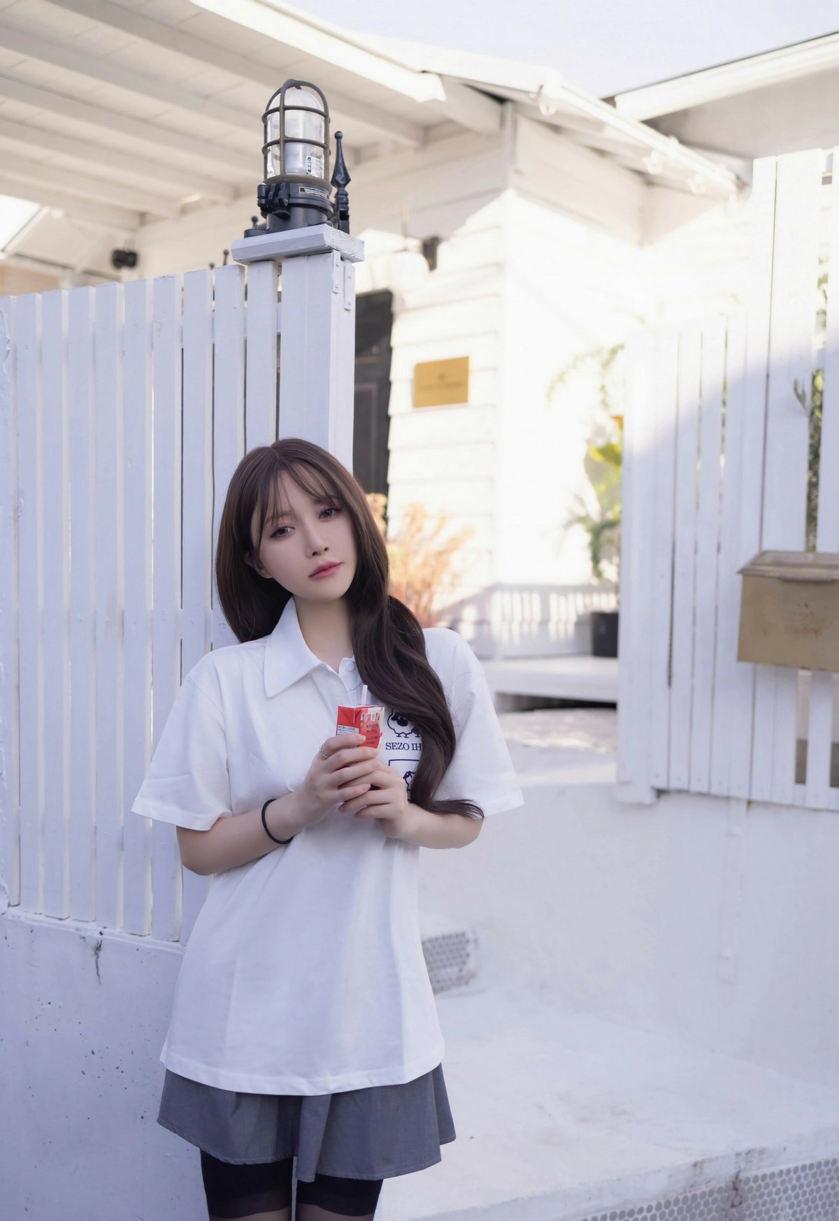 白栅栏下的清新少女｜夏日ootd