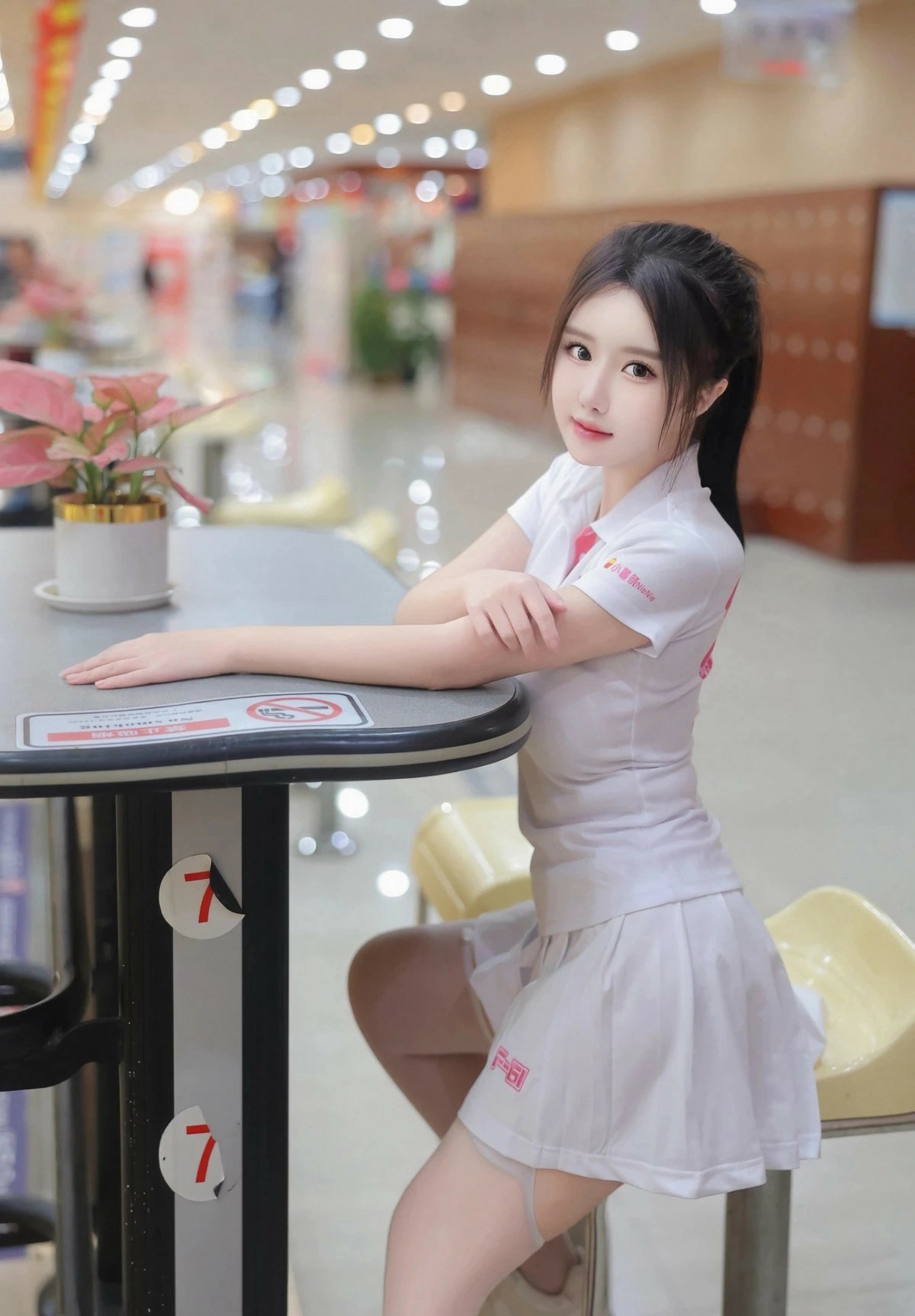 商场就餐区甜美制服少女氛围感写真