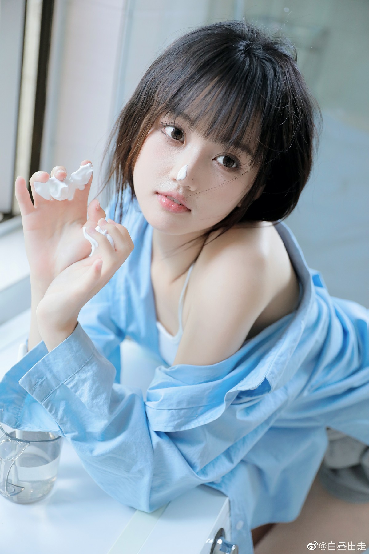 蓝衬衫少女的清新护肤时刻