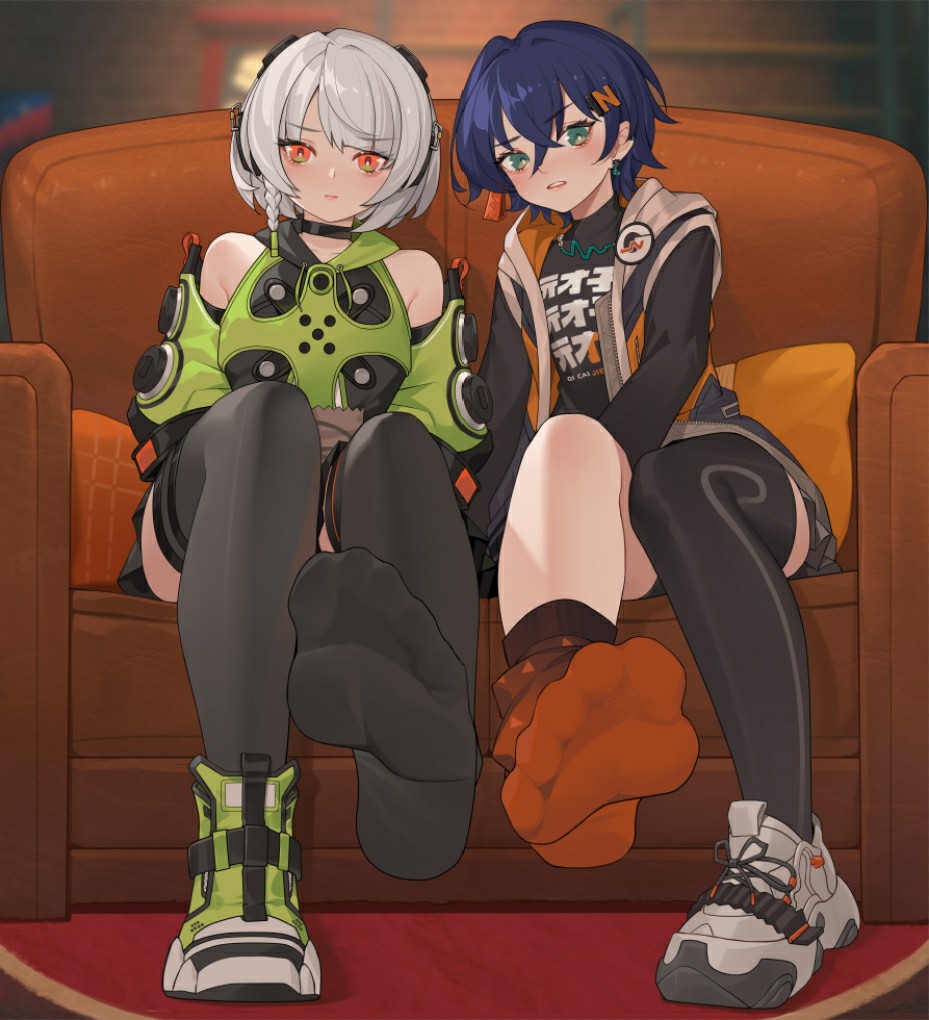 潮酷二次元姐妹沙发同框，穿搭超吸睛