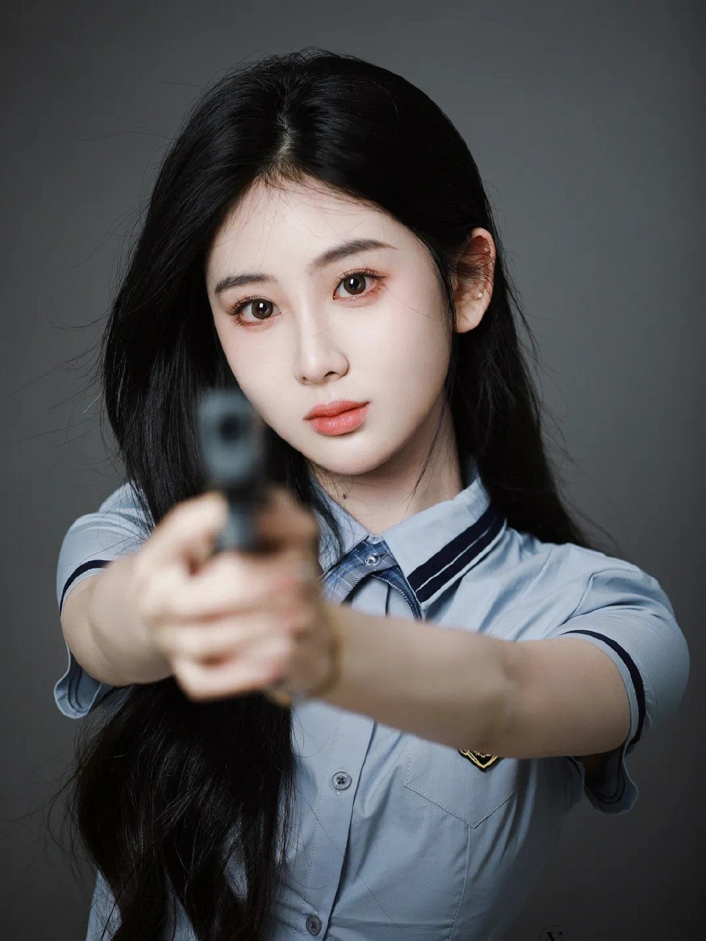 甜酷警花风格写真 氛围感直接拉满