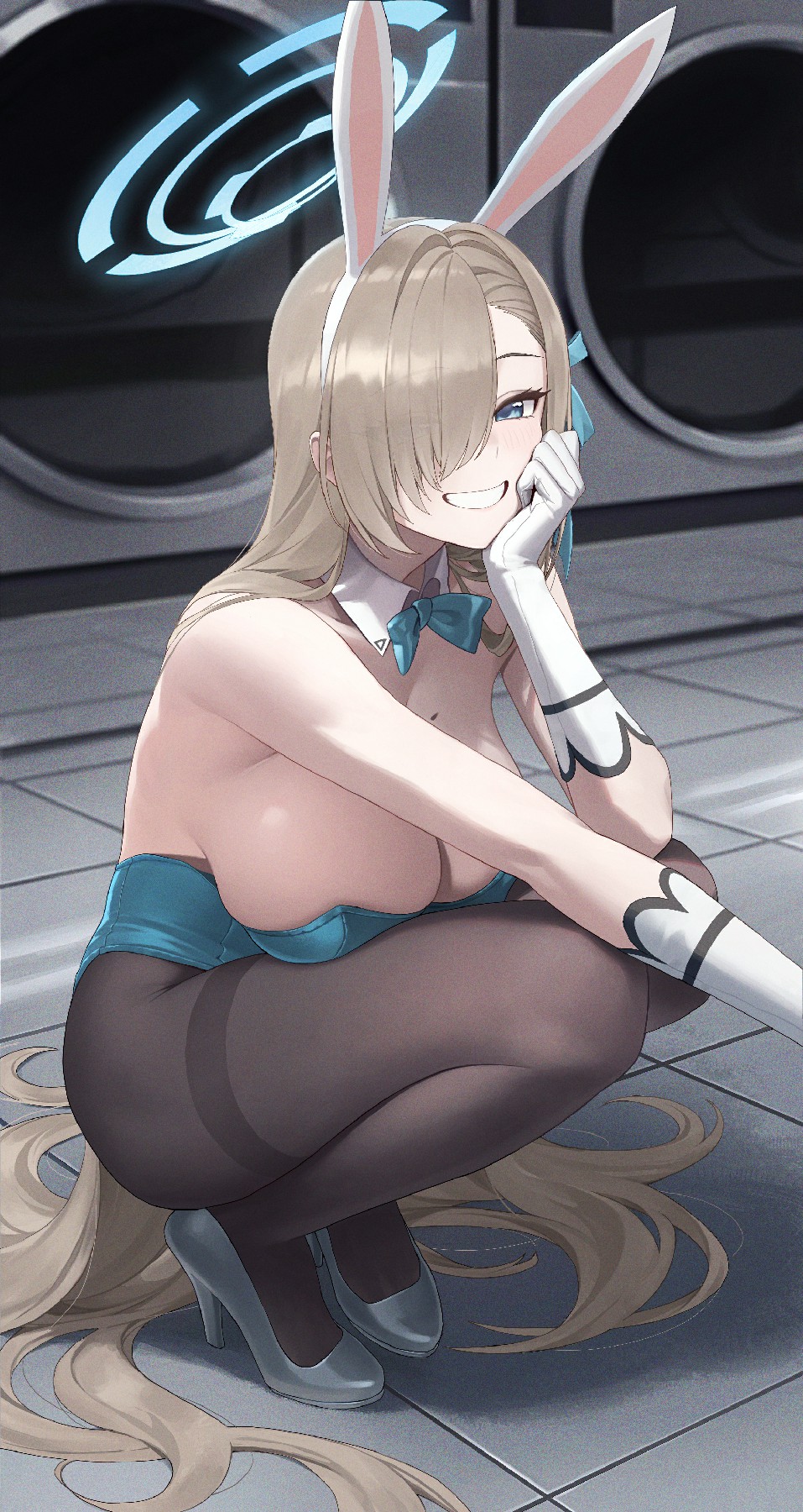 兔耳金发光环少女，洗衣房俏皮蹲姿