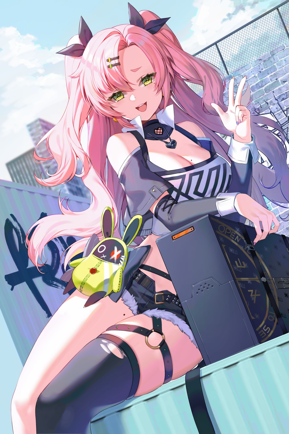 粉发潮酷少女天台耍宝，兔耳挂件超吸睛