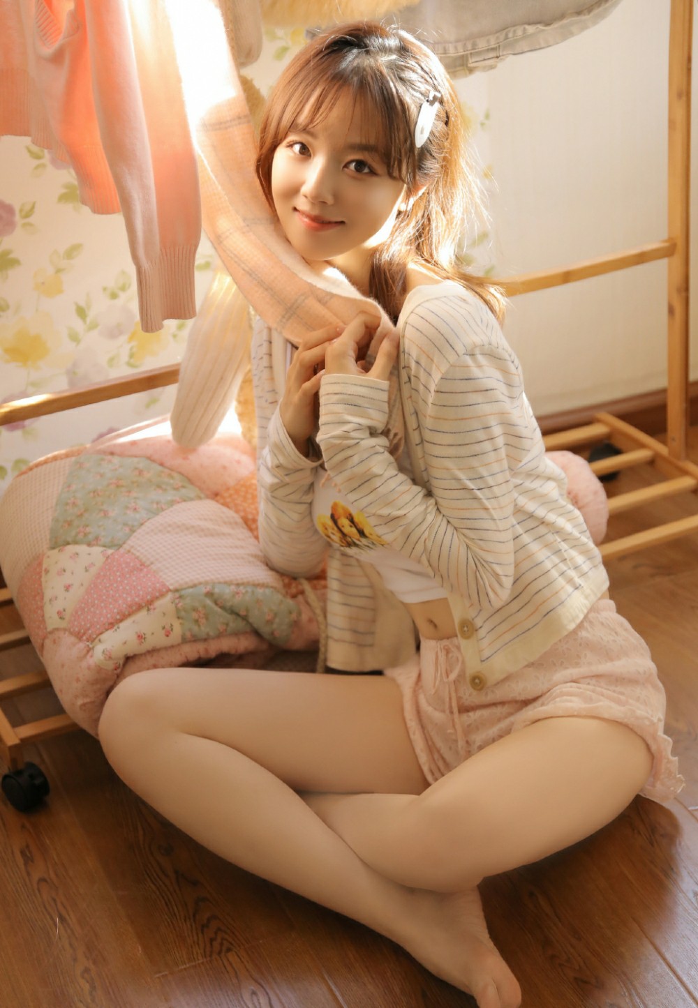 居家少女的温柔时光,阳光与甜美并存