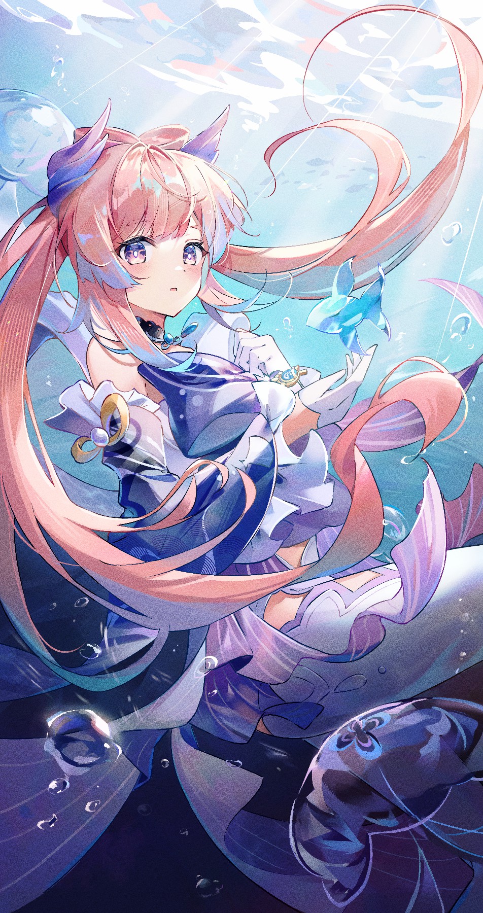 水下粉发美少女 蓝白裙装的梦幻瞬间