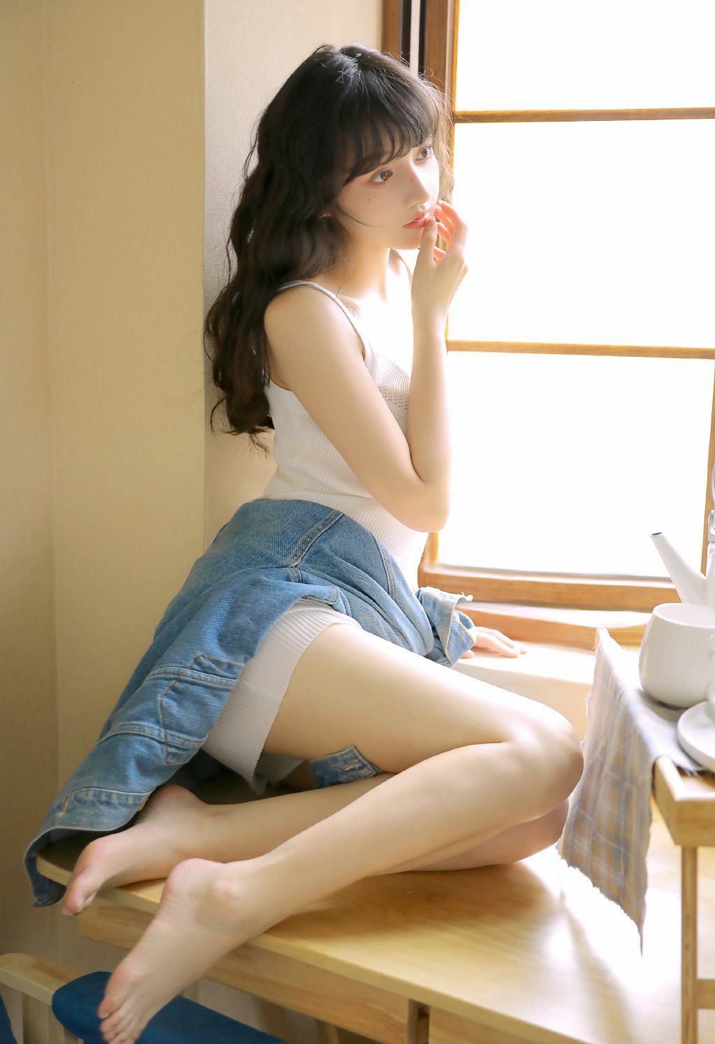 窗边少女的惬意慵懒时光