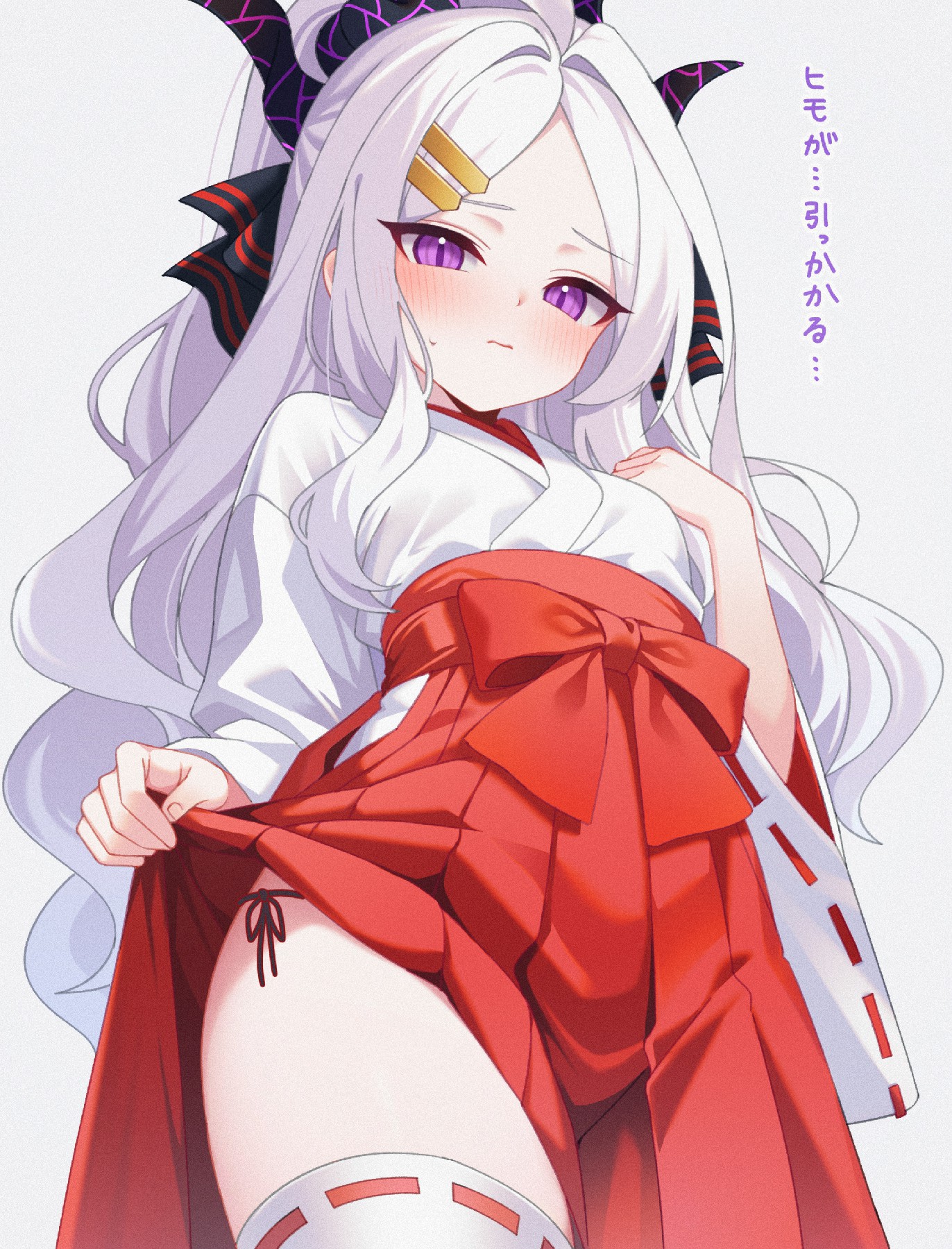 穿红白巫女服的害羞小恶魔角色